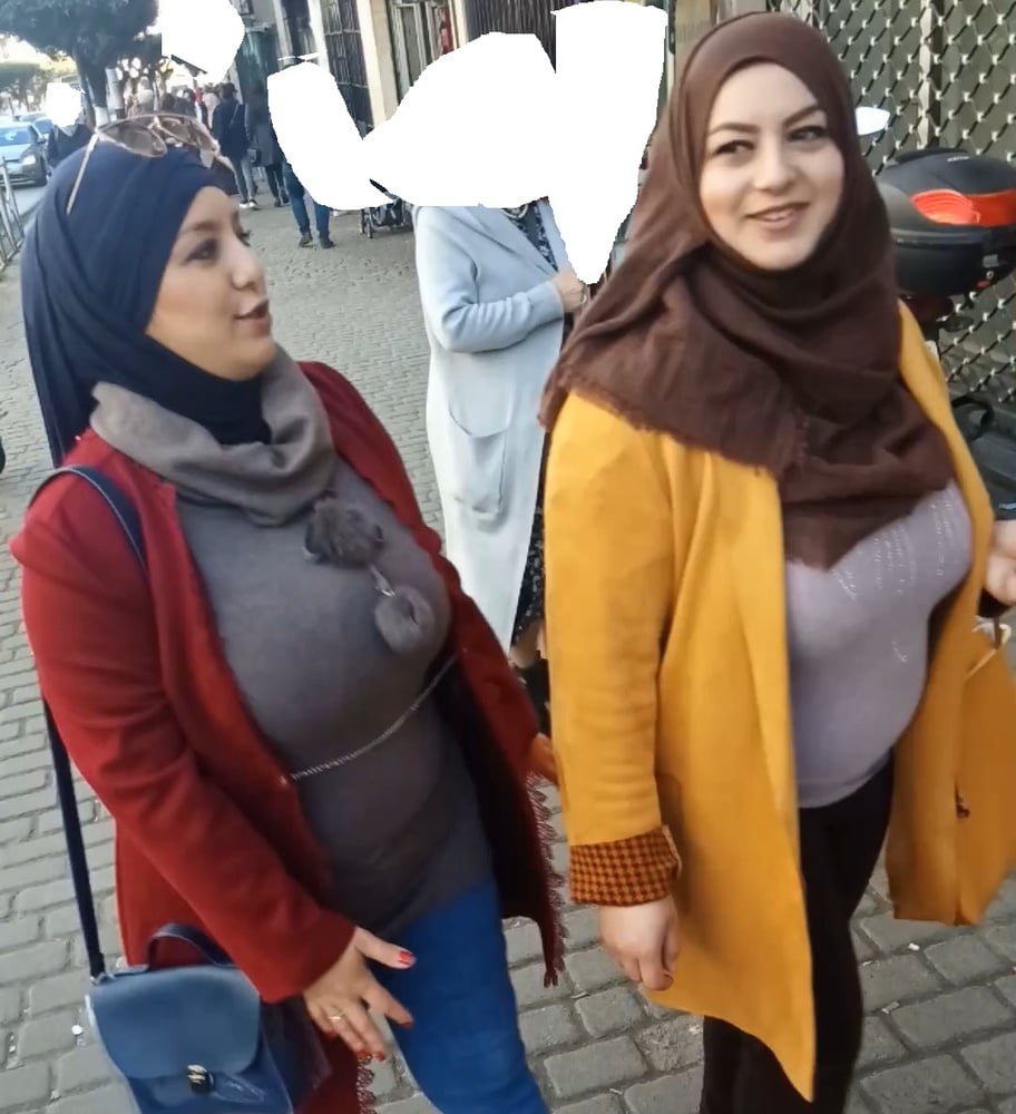 Verso ragazze arabe hijab con tette enormi spia in strada
 #104610659