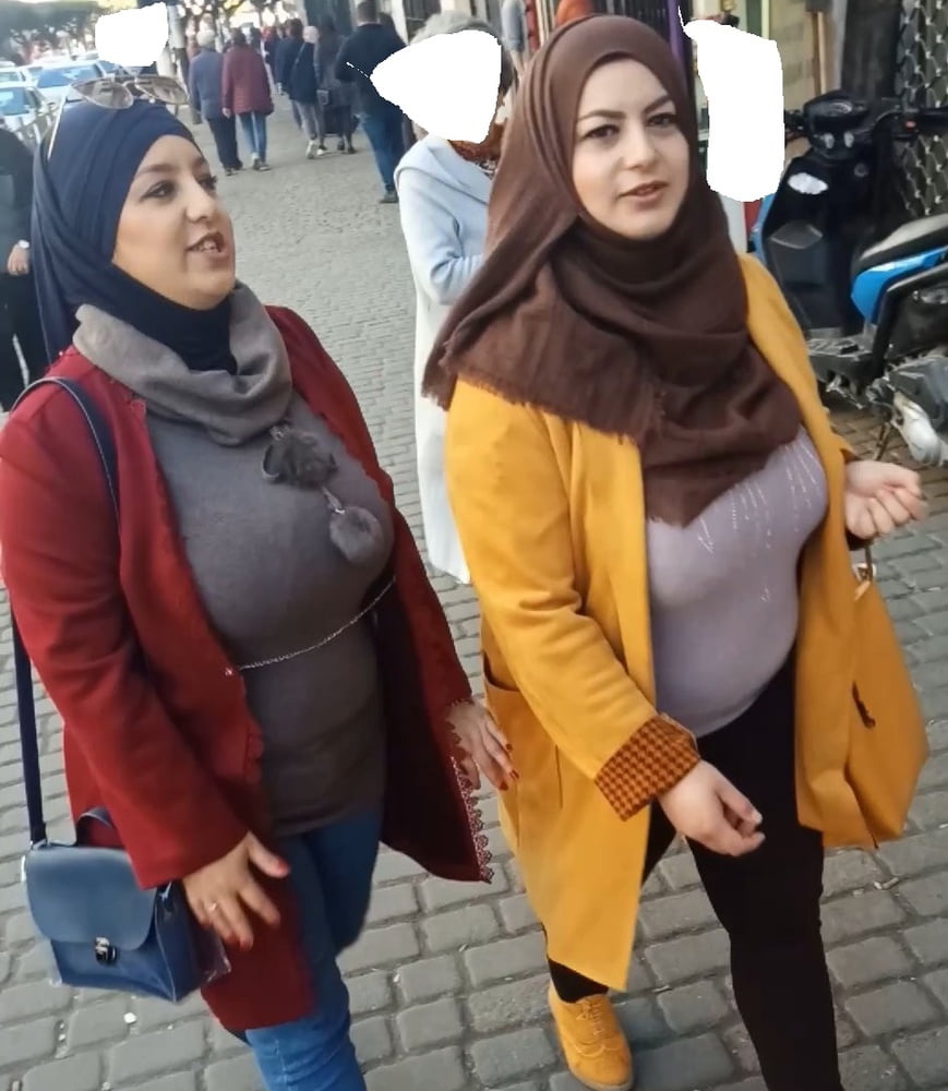 Verso ragazze arabe hijab con tette enormi spia in strada
 #104610660