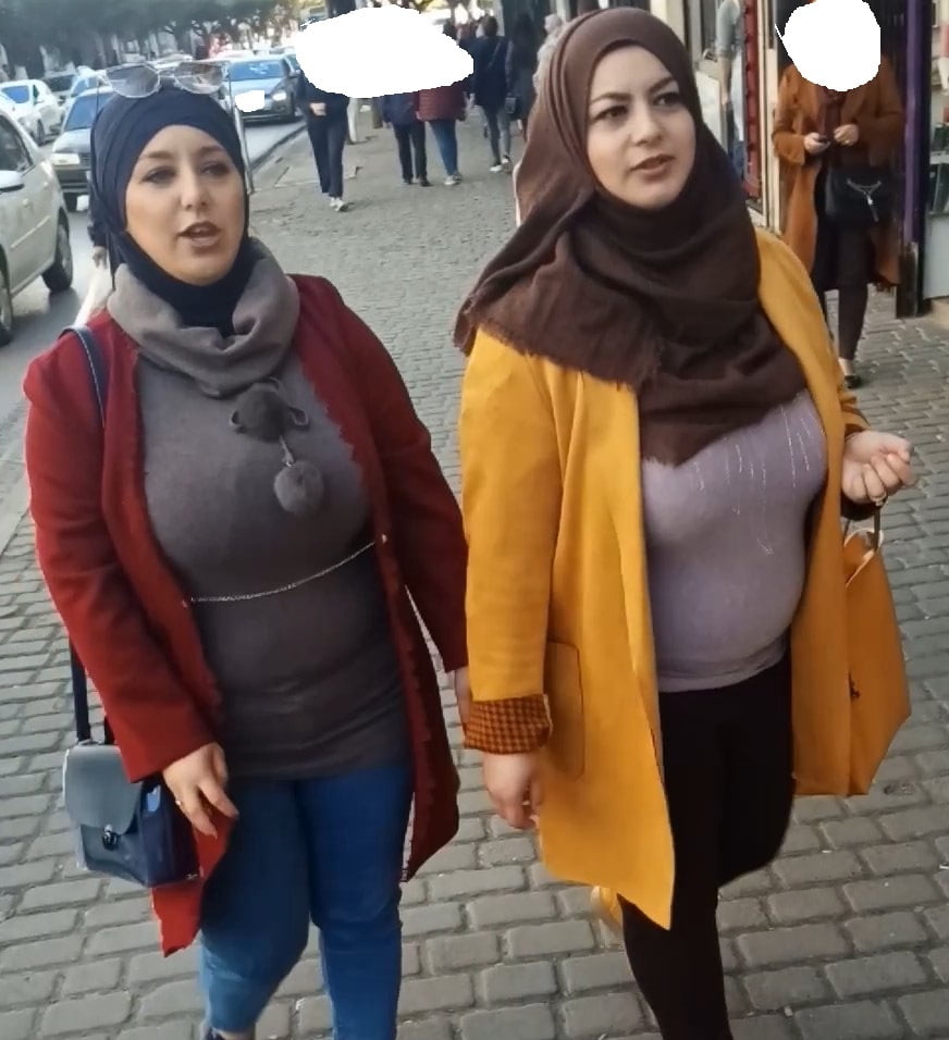 Verso ragazze arabe hijab con tette enormi spia in strada
 #104610661