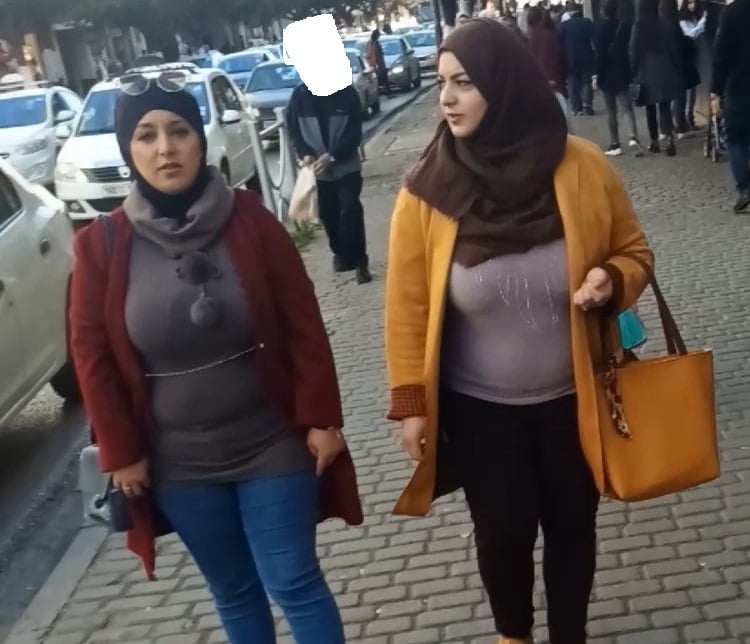Verso ragazze arabe hijab con tette enormi spia in strada
 #104610663