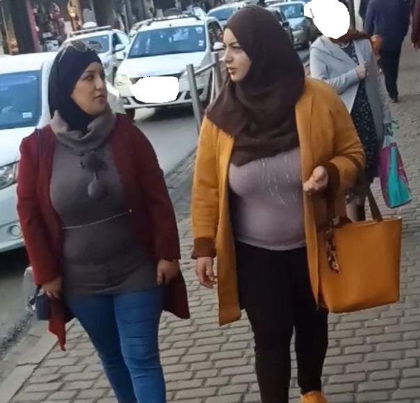 Verso ragazze arabe hijab con tette enormi spia in strada
 #104610664