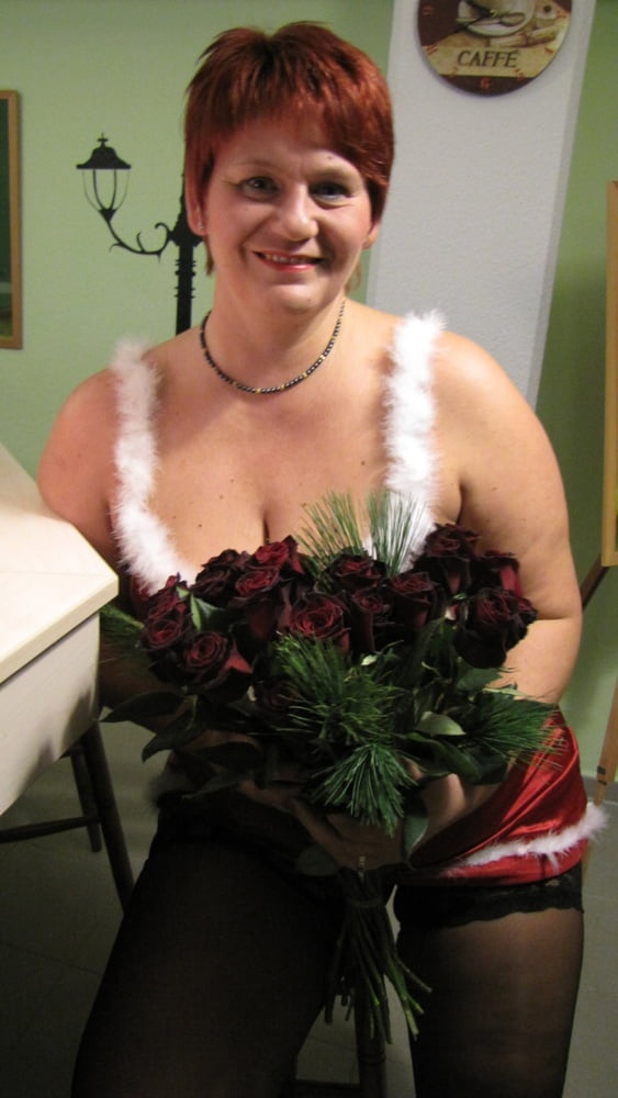 Anna in weihnachtlichem Kostüm ...
 #91178758