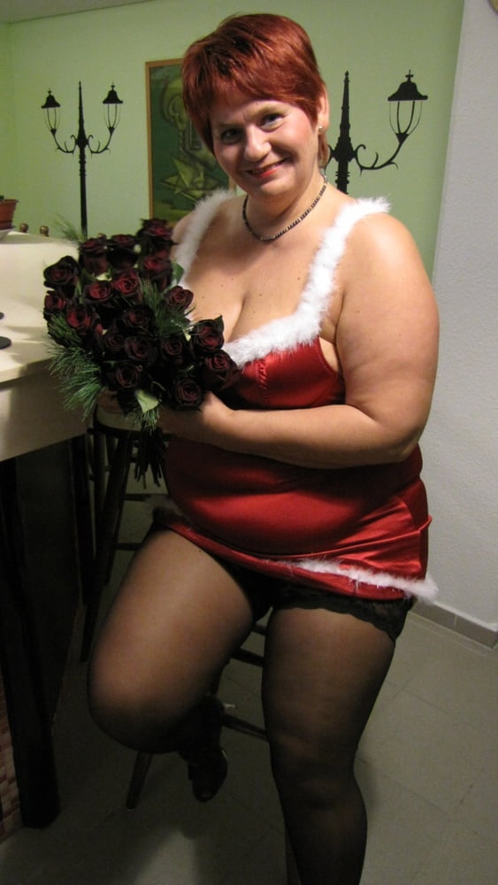 Anna in weihnachtlichem Kostüm ...
 #91178767