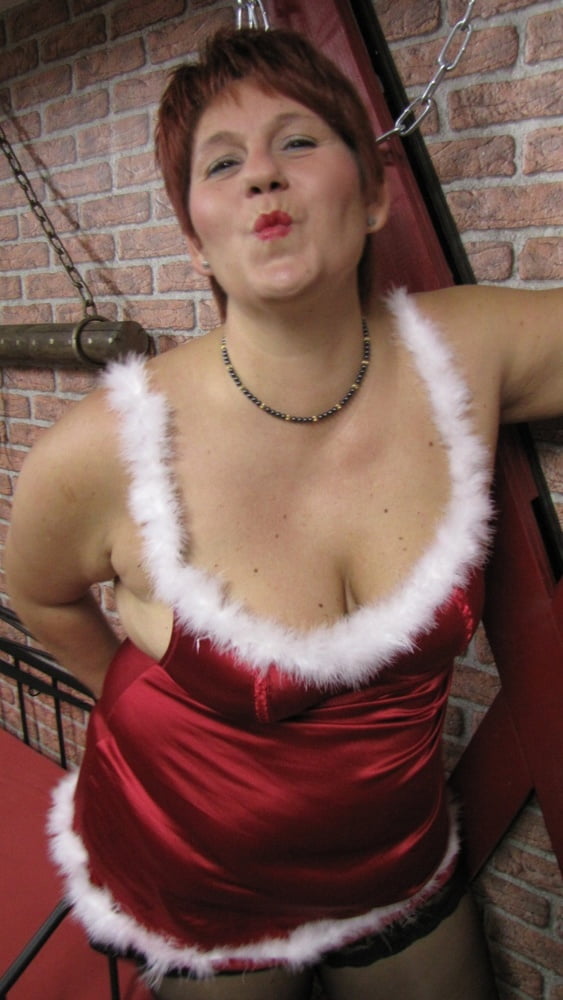 Anna in weihnachtlichem Kostüm ...
 #91178787