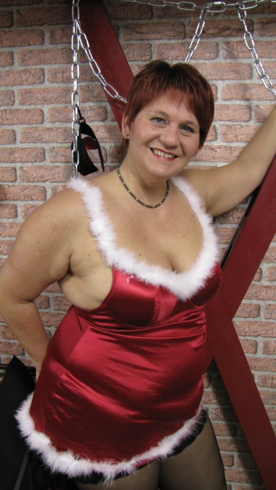 Anna in weihnachtlichem Kostüm ...
 #91178789