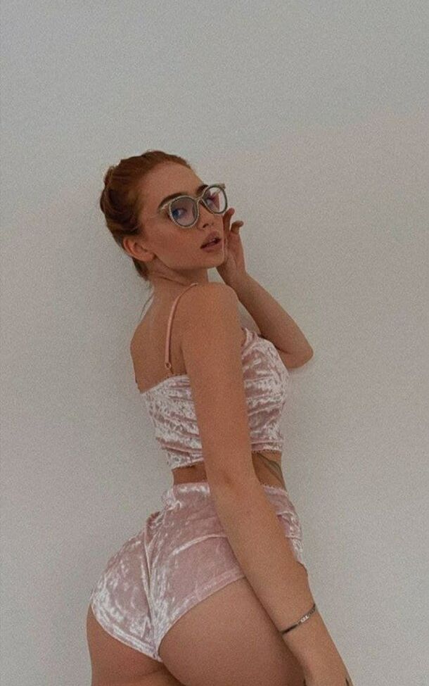 Renata Ri desnuda #108007010