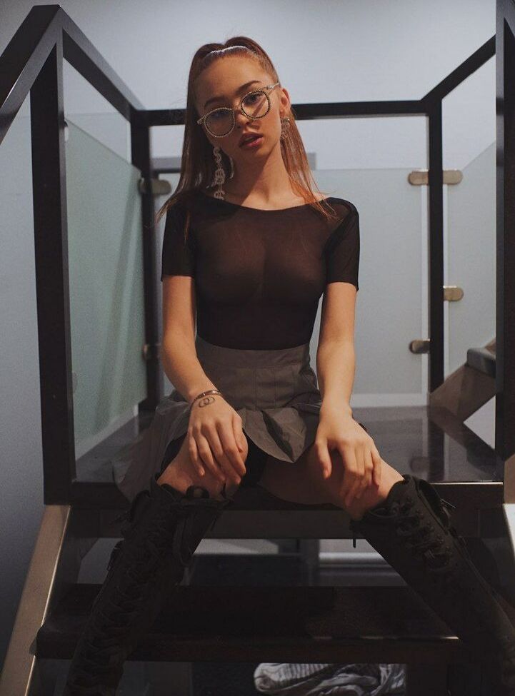 Renata Ri desnuda #108007020