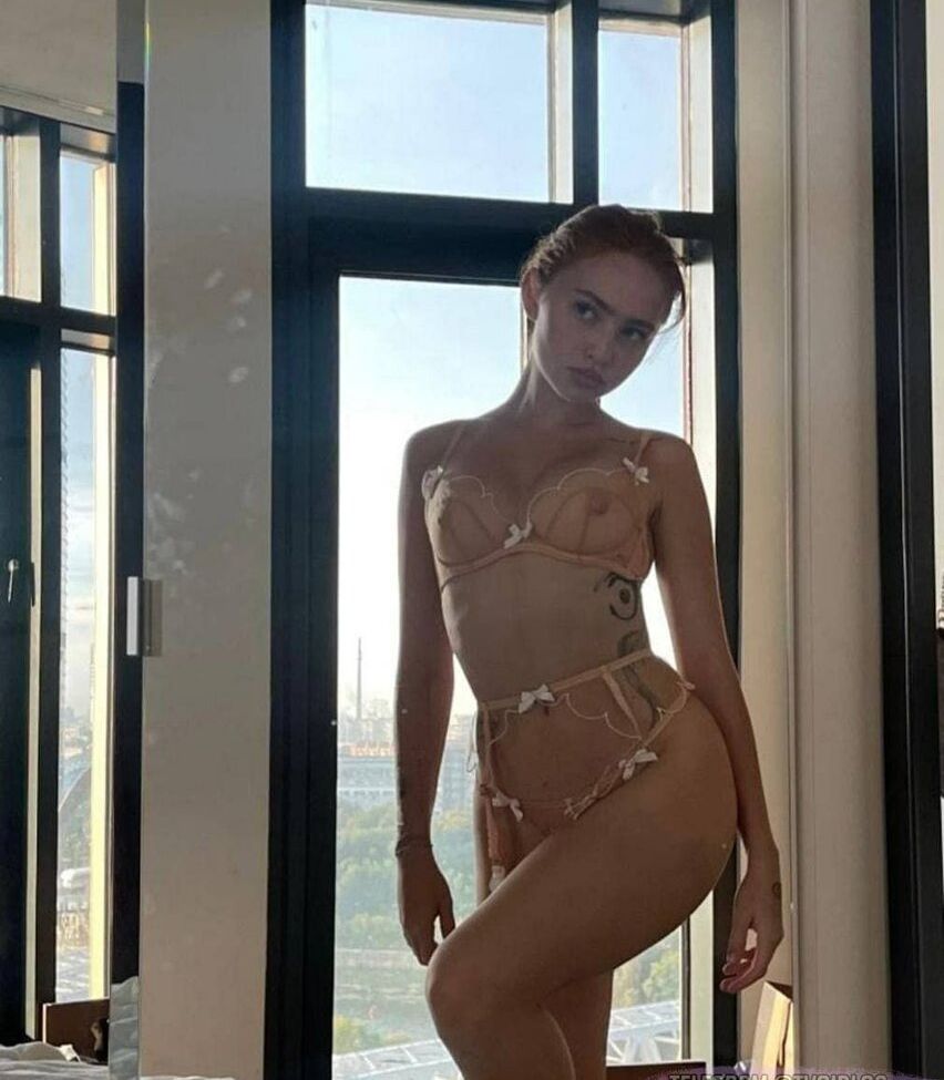 Renata Ri desnuda #108007022