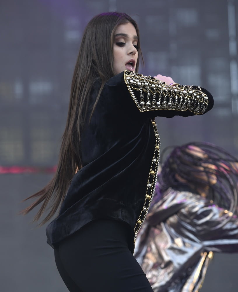 Hailee steinfeld! linda mujer!
 #92741731