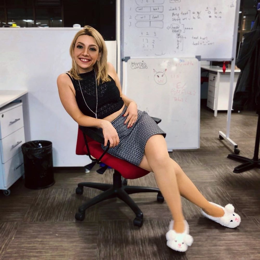 Stuzzichino di nylon per gambe e piedi da sexy troia turca dell'ufficio
 #103735035