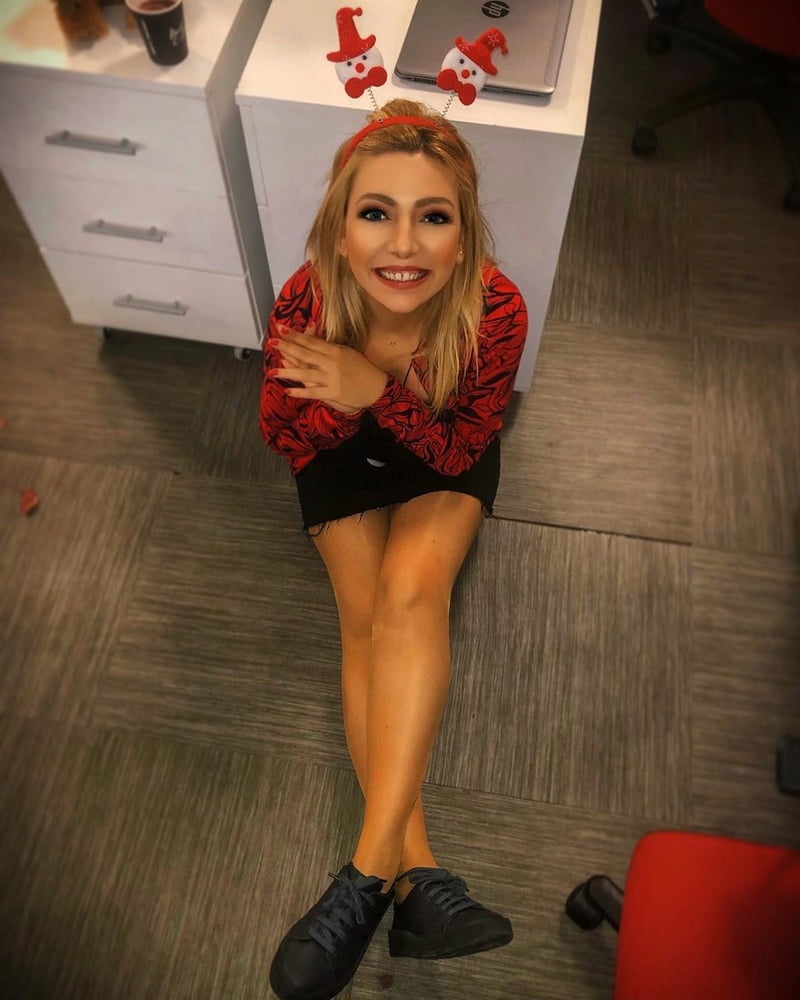 Stuzzichino di nylon per gambe e piedi da sexy troia turca dell'ufficio
 #103735059