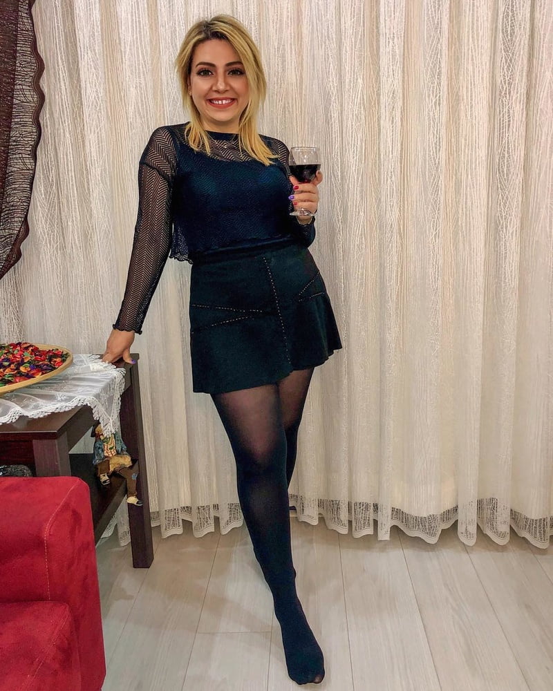 Stuzzichino di nylon per gambe e piedi da sexy troia turca dell'ufficio
 #103735222