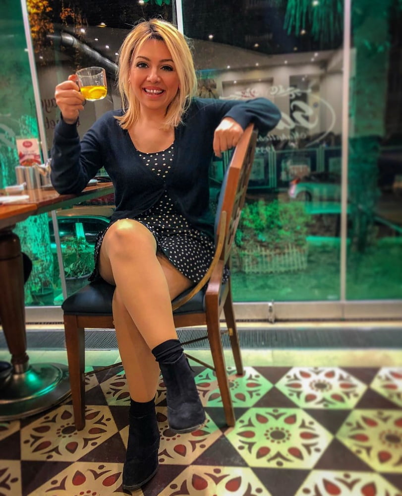 Stuzzichino di nylon per gambe e piedi da sexy troia turca dell'ufficio
 #103735379