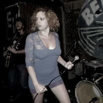 Trashy salope juive punk rock gothique chanteur dans un groupe
 #96685696