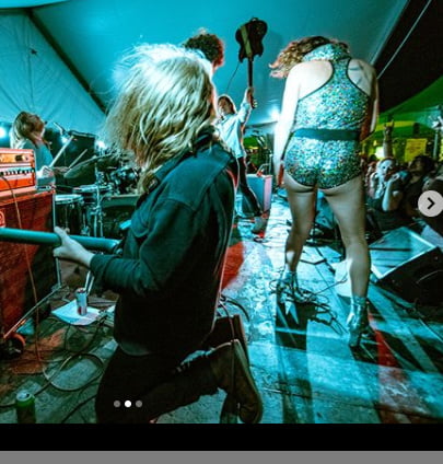 Trashy slutty ebreo punk rock goth cantante in una band
 #96685815
