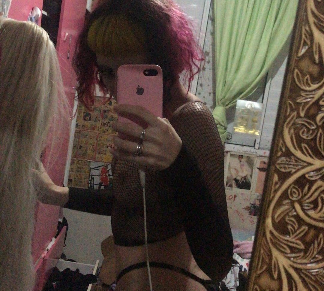 Putas Punk desnuda #108388932