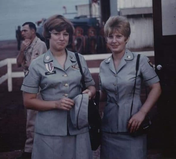 Militärische Servicewomen 1
 #96505451