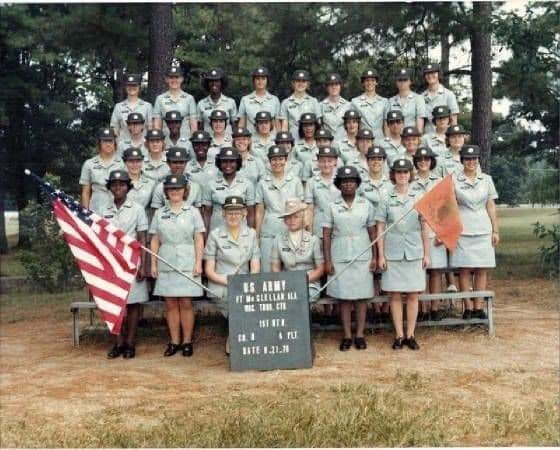 Militärische Servicewomen 1
 #96505499