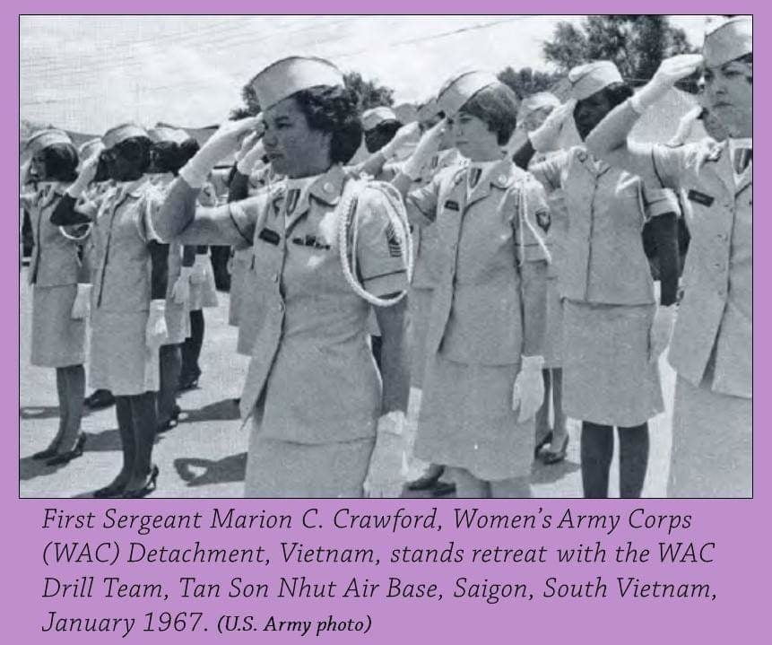 Militärische Servicewomen 1
 #96505520