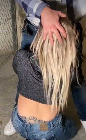 Une blonde en jeans suce un genoux sur ses genoux
 #95280872