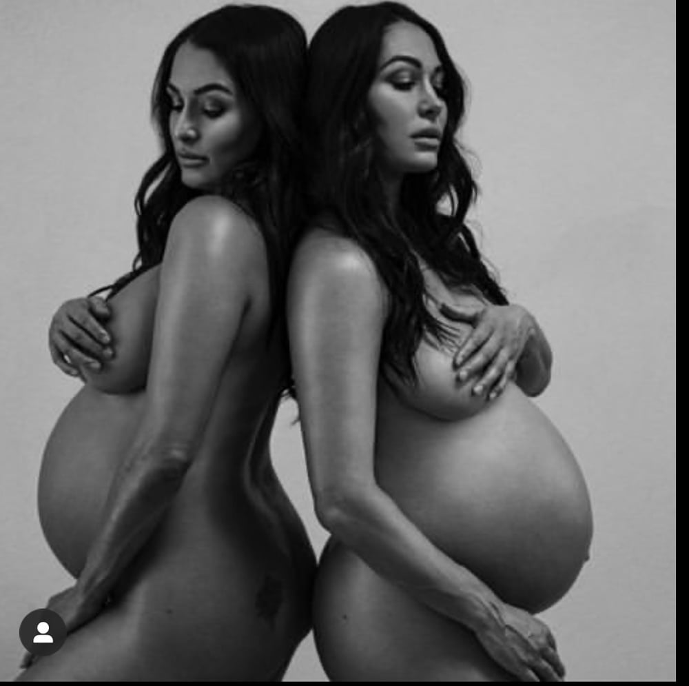 Bella gemelas desnudas y embarazadas
 #90977377