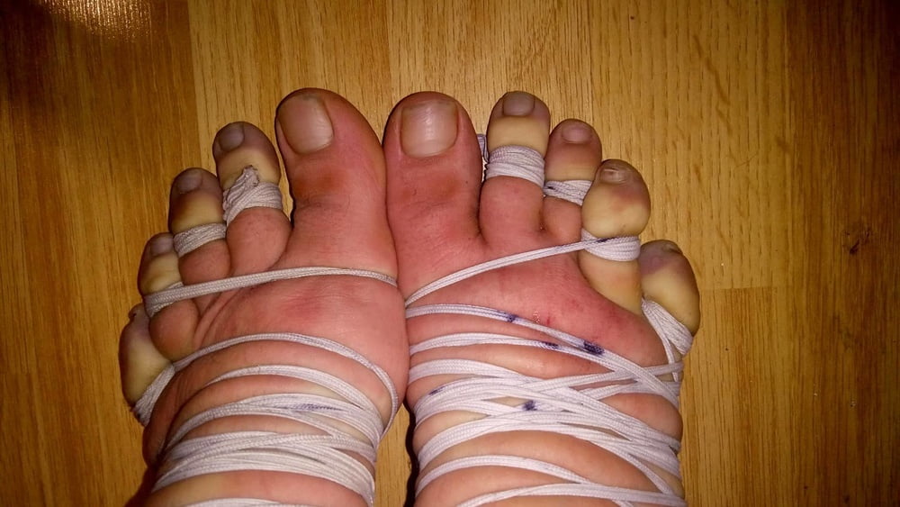 Tortura de dedos de los pies
 #93257775