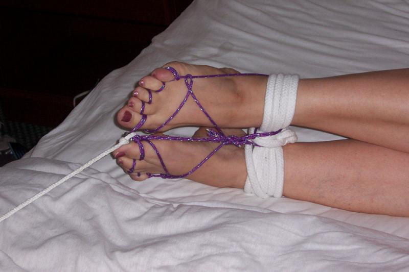 Tortura delle dita dei piedi
 #93257814