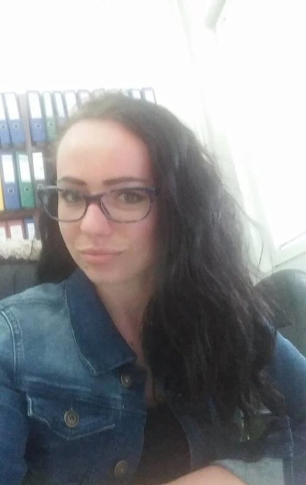 Fajna mloda brunetka #100357916