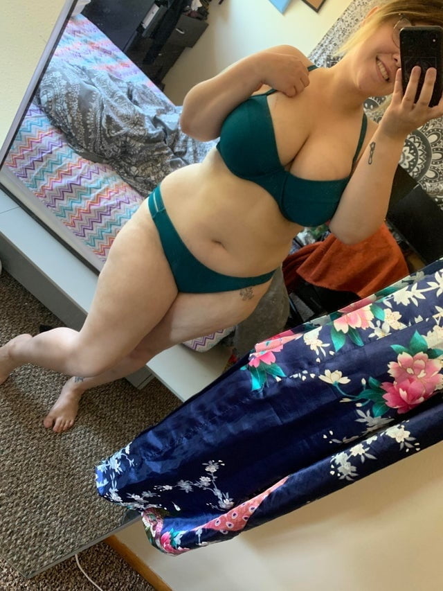 Tetas .... tiene un problema, ella puede ayudar 1.0
 #87969112