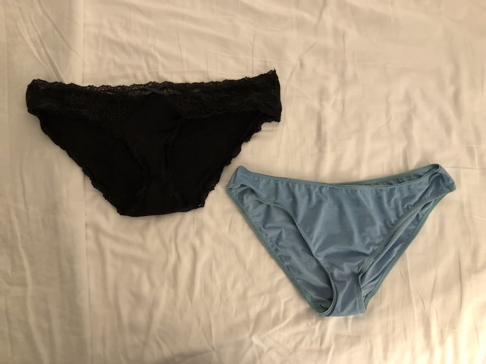 Ma bite, femme pantalon bas et un tas de culottes sales
 #98022747