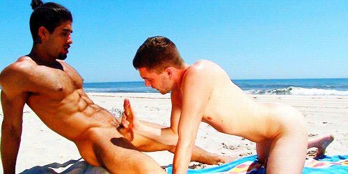Des garçons font l'amour sur la plage
 #92114344