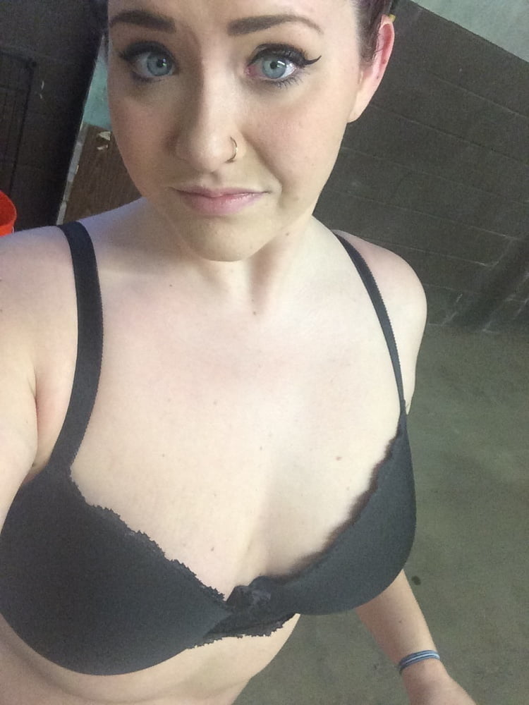 Amber R from Pittsburgh, webslut with bald pussy exposed #96156949