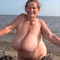 Mamie blanche avec des seins énormes et magnifiques
 #95644093