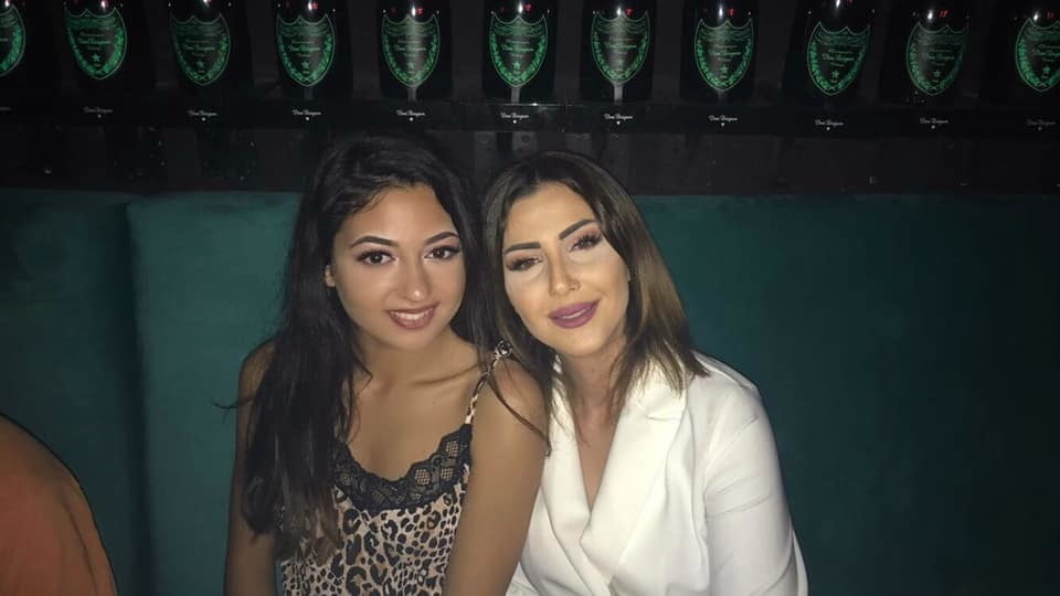 ローマからのステフィの露出
 #91352224