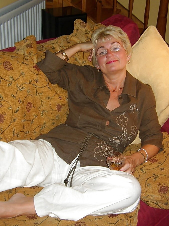 Wahrhaft atemberaubend aussehende blonde Oma mit großem Gestell
 #81419928