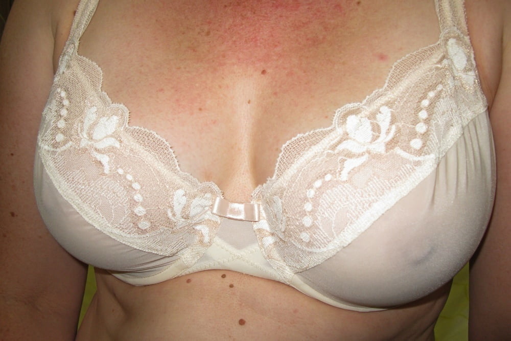 Sexy big boobs avec soutien-gorge
 #81784503