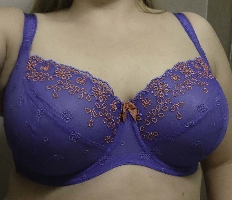 Sexy big boobs avec soutien-gorge
 #81784601