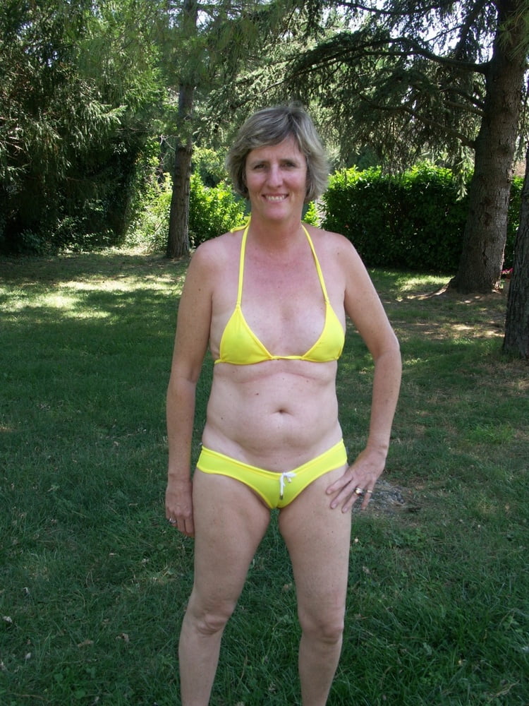 Eileen en robe, maillot de bain et lingerie (non nue)
 #99780013