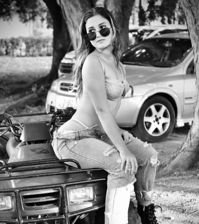 Amadoras Comuns desnuda #108056689