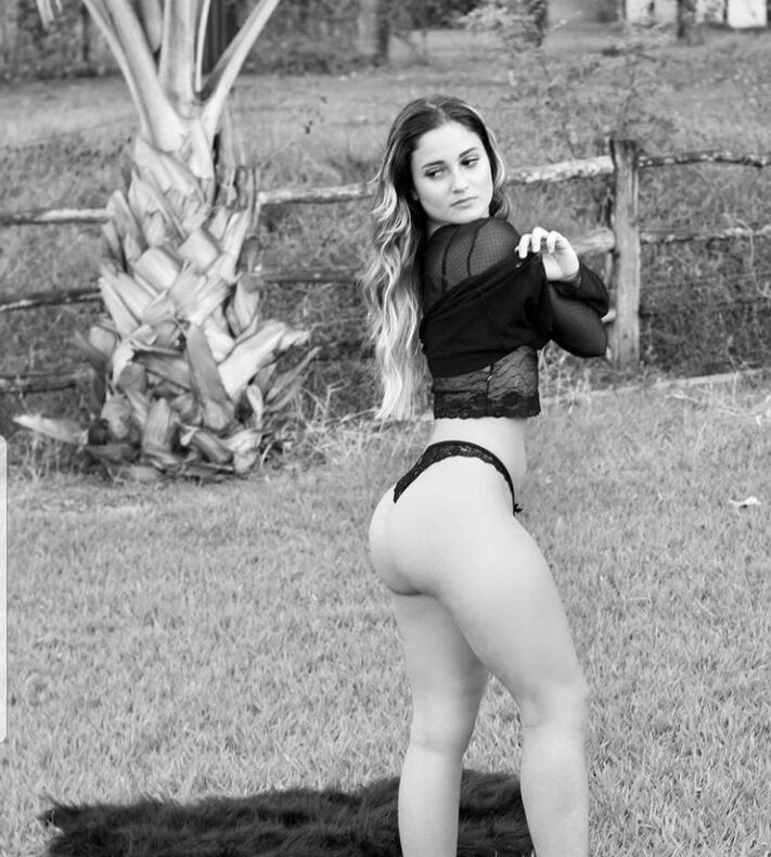 Amadoras Comuns desnuda #108056690