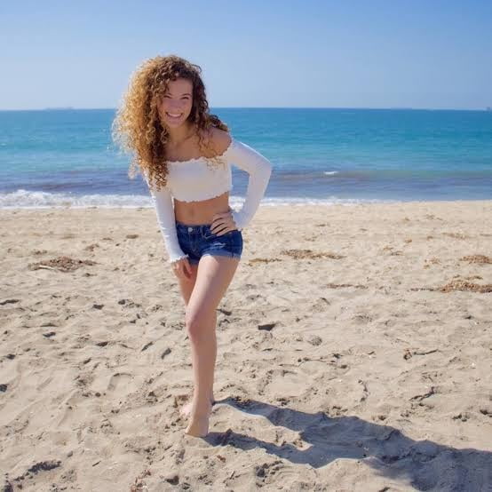 Sofie dossi
 #87564869