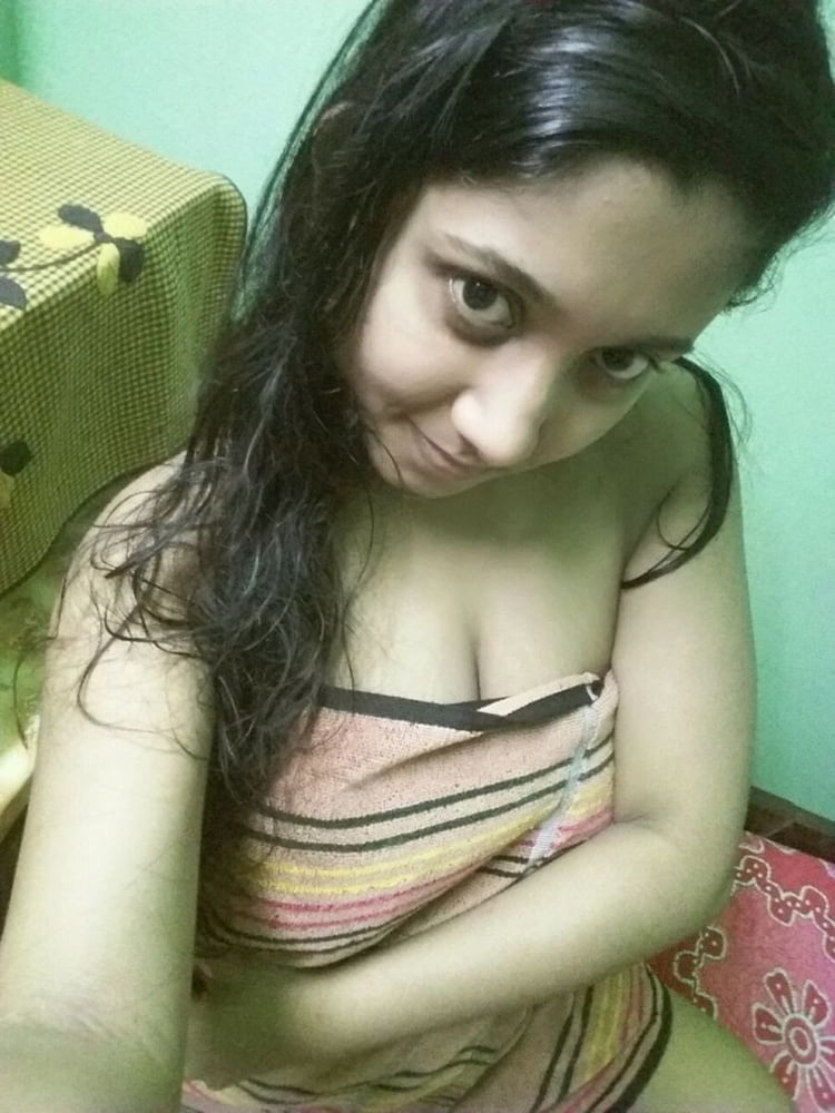 Indisches Mädchen zeigt ihre großen Brüste
 #81067752