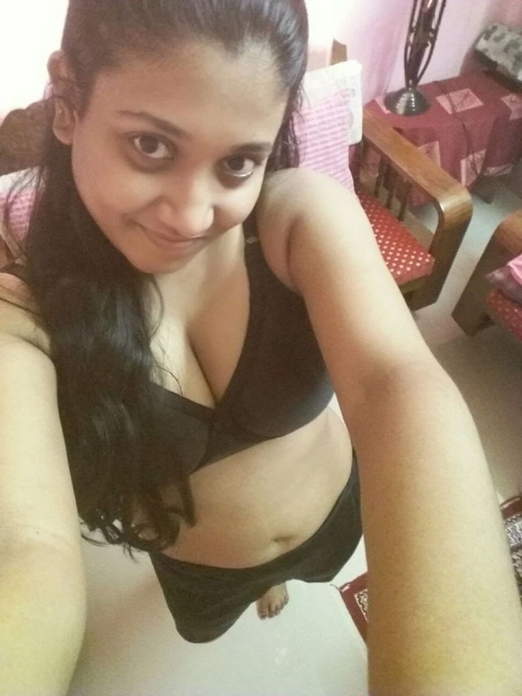Indisches Mädchen zeigt ihre großen Brüste
 #81067755