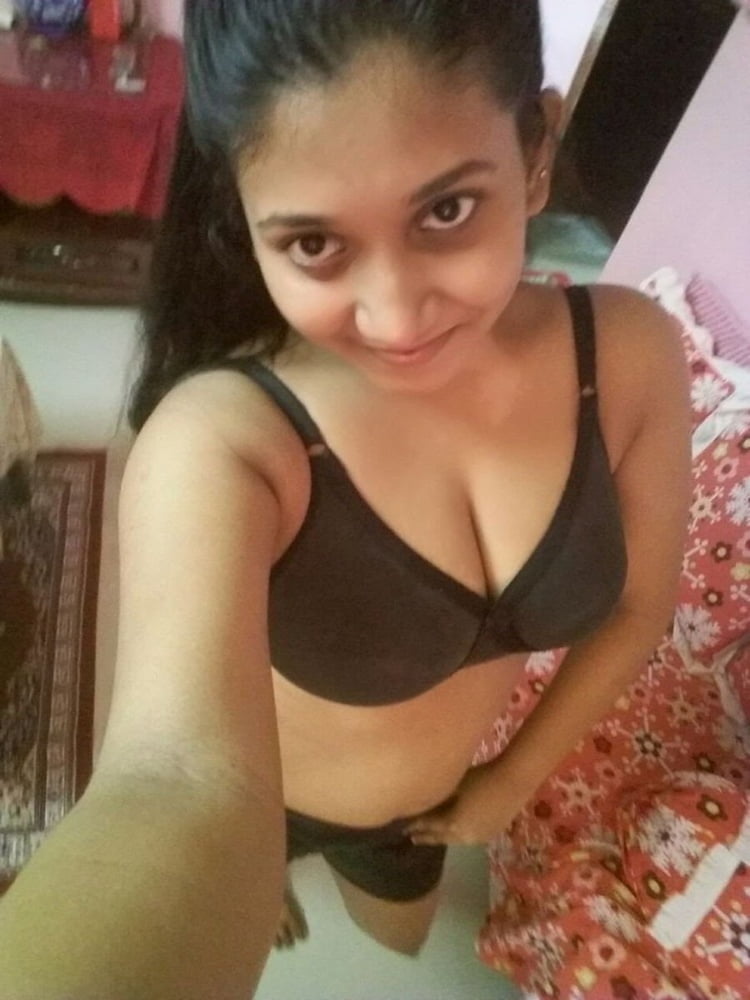 Indisches Mädchen zeigt ihre großen Brüste
 #81067773