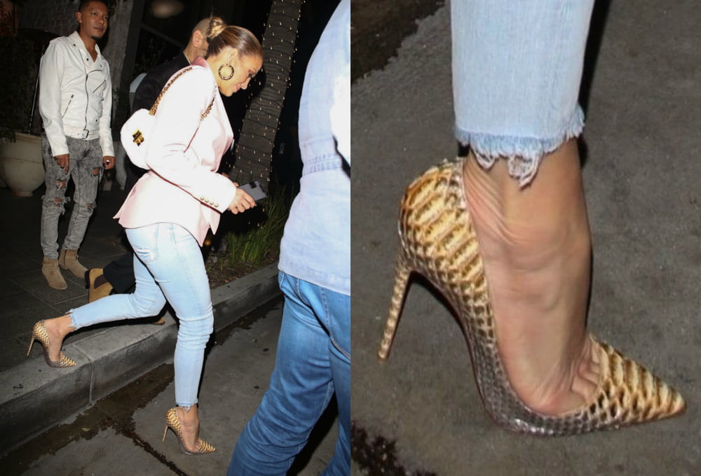 Jennifer Lopez sexy jambes pieds et talons hauts
 #102514457
