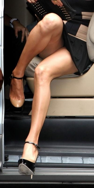 Jennifer lopez sexy beine füße und highheels
 #102514469