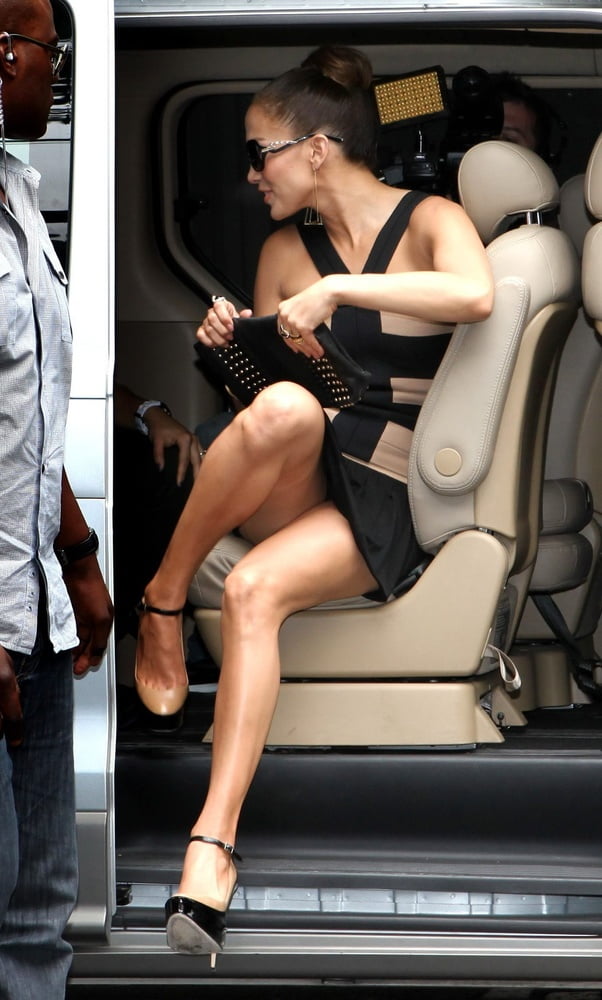 Jennifer Lopez sexy jambes pieds et talons hauts
 #102514475