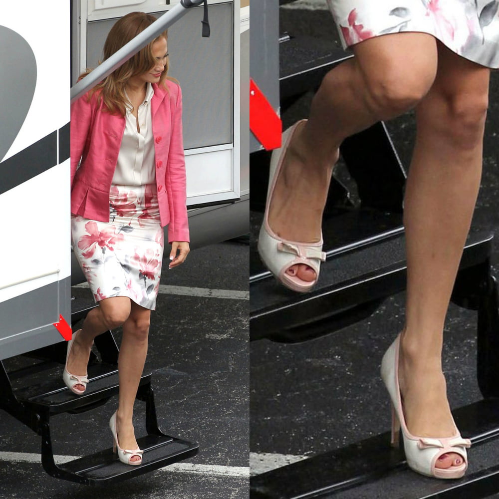 Jennifer Lopez sexy jambes pieds et talons hauts
 #102514582