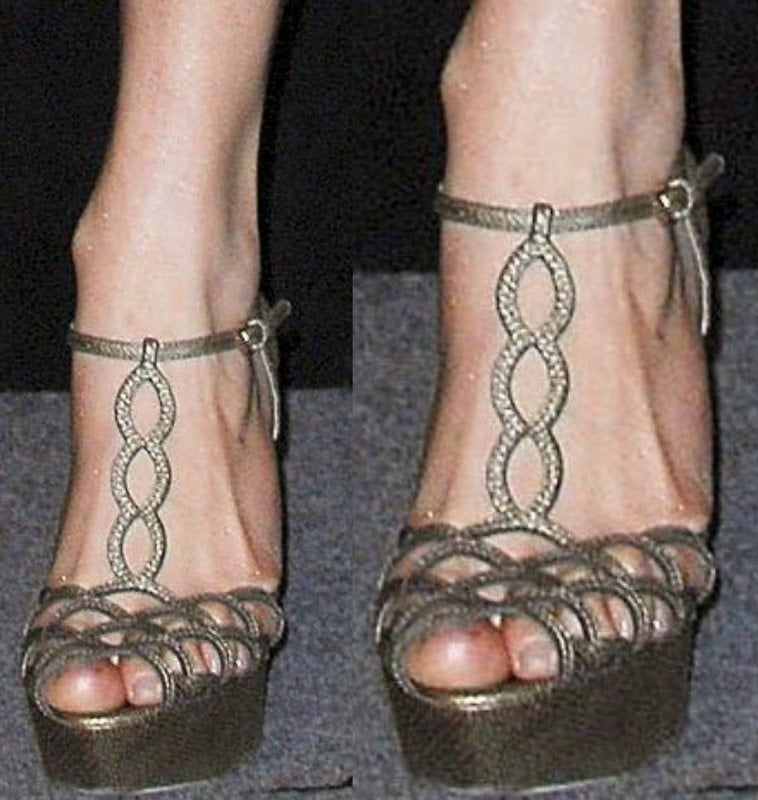 Jennifer Lopez sexy jambes pieds et talons hauts
 #102514933