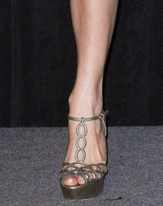 Jennifer Lopez sexy jambes pieds et talons hauts
 #102514941